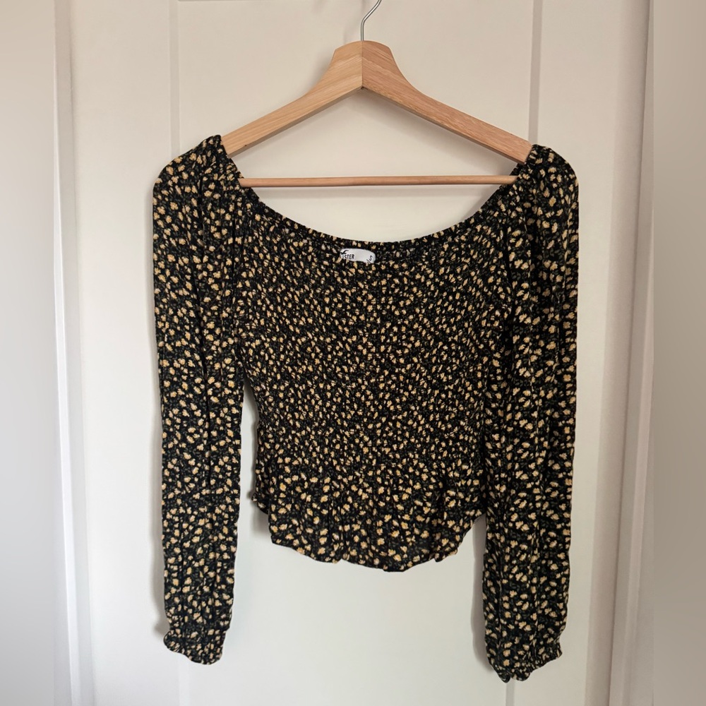 Hollister - LONG-SLEEVE SMOCKED TOP crop top - floral top - long sleeve floral
